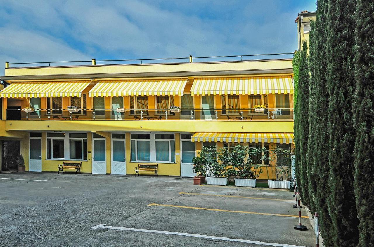 B&B Ai Cipressi Λούκα Εξωτερικό φωτογραφία